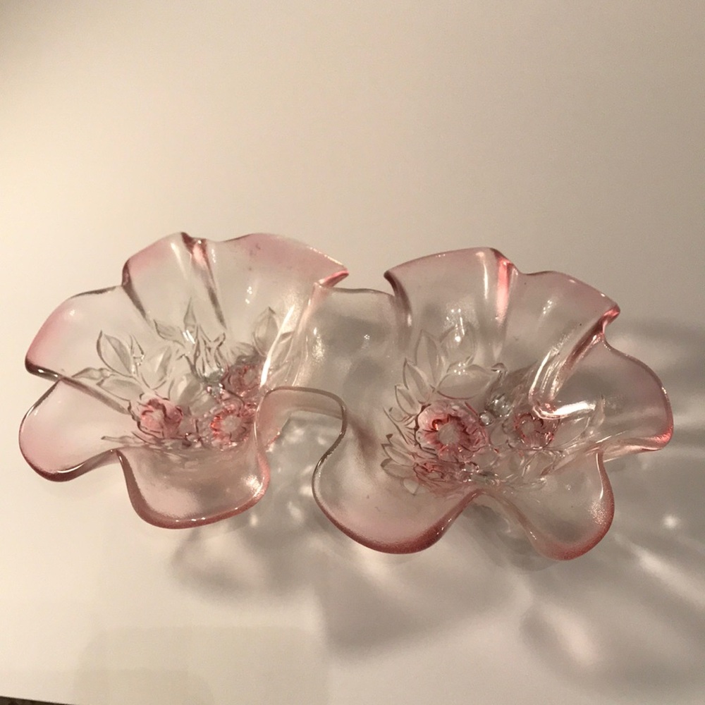 Pink decorative dishes